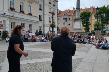 Happening edukacyjno-profilaktyczny przeciwko agresji i przemocy na oleśnickim rynku