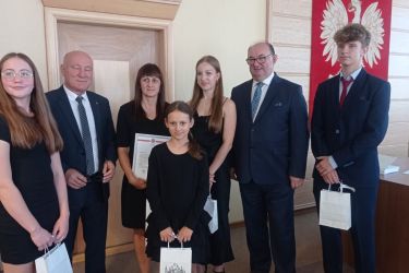 Zawodnicy Klubu Sportowego Hikari Oleśnica z gratulacjami podczas Sesji Rady Miasta