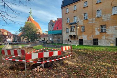 Przy zamku trwają badania archeologiczne przed pracami związanymi z przyłączem ciepłowniczym