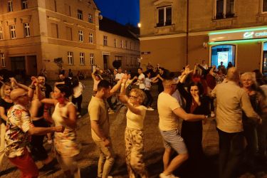 Spontaniczne obchody Międzynarodowego Dnia Tańca – salsa na oleśnickim rynku