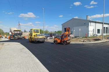 Kolejny etap prac przy budowie dróg o nawierzchni utwardzonej wraz z infrastrukturą techniczną w ul. Kosynierów, Demokratów i Glinianej

