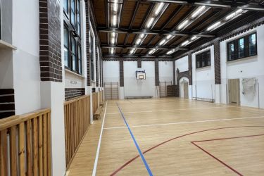 Nowa wykładzina w hali sportowej w Szkole Podstawowej nr 7 przy ul. Żeromskiego w Oleśnicy