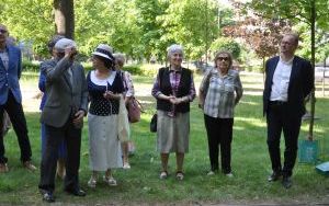 Imienne tabliczki umieszczone przy Dębach Katyńskich (1)