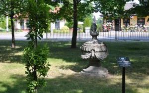 Imienne tabliczki umieszczone przy Dębach Katyńskich (1)