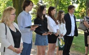 Imienne tabliczki umieszczone przy Dębach Katyńskich (4)