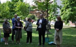 Imienne tabliczki umieszczone przy Dębach Katyńskich (12)