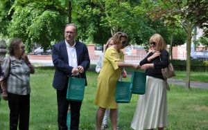 Imienne tabliczki umieszczone przy Dębach Katyńskich (4)