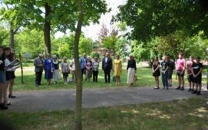 Imienne tabliczki umieszczone przy Dębach Katyńskich (16)