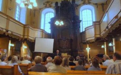  Widok ogólny wnętrza kościoła. Widoczny ołtarz ambonowy i empory (balkony).