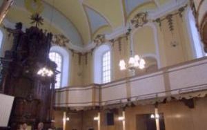  Prawa empora z widocznymi zdobieniami ścian.