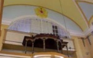 Loża książęca, nad nią chór muzyczny.