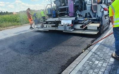 Końcowe warstwy asfaltowe na drogach osiedlowych pomiędzy ul. Europejską a Polną (9)