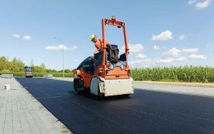 Końcowe warstwy asfaltowe na drogach osiedlowych pomiędzy ul. Europejską a Polną (4)