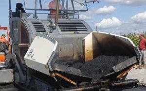 Końcowe warstwy asfaltowe na drogach osiedlowych pomiędzy ul. Europejską a Polną (5)