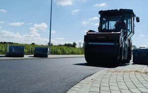 Końcowe warstwy asfaltowe na drogach osiedlowych pomiędzy ul. Europejską a Polną (7)