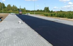 Końcowe warstwy asfaltowe na drogach osiedlowych pomiędzy ul. Europejską a Polną (8)