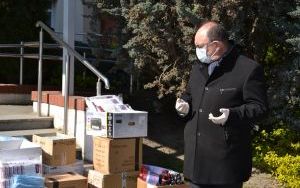 Środki ochrony osobistej od Burmistrza dla walczących z epidemią 