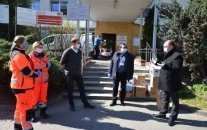 Środki ochrony osobistej od Burmistrza dla walczących z epidemią  (7)