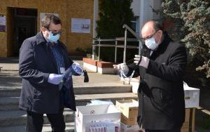 Środki ochrony osobistej od Burmistrza dla walczących z epidemią  (6)