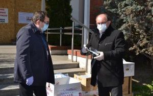 Środki ochrony osobistej od Burmistrza dla walczących z epidemią  (2)