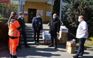 Środki ochrony osobistej od Burmistrza dla walczących z epidemią  (8)