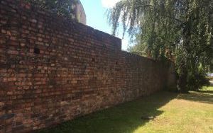 Remont kolejnego odcinka murów obronnych (2)