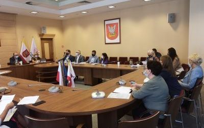 Rozmawiali o zasadach bezpieczeństwa dotyczących zapobiegania i przeciwdziałania COVID-19 w szkołach i pozostałych placówkach oświatowych. (14)