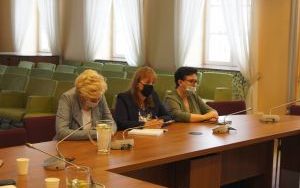 Rozmawiali o zasadach bezpieczeństwa dotyczących zapobiegania i przeciwdziałania COVID-19 w szkołach i pozostałych placówkach oświatowych. (1)