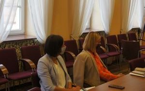 Rozmawiali o zasadach bezpieczeństwa dotyczących zapobiegania i przeciwdziałania COVID-19 w szkołach i pozostałych placówkach oświatowych. (2)