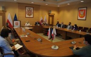 Rozmawiali o zasadach bezpieczeństwa dotyczących zapobiegania i przeciwdziałania COVID-19 w szkołach i pozostałych placówkach oświatowych. (3)