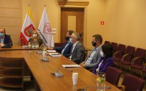 Rozmawiali o zasadach bezpieczeństwa dotyczących zapobiegania i przeciwdziałania COVID-19 w szkołach i pozostałych placówkach oświatowych. (4)