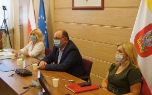 Rozmawiali o zasadach bezpieczeństwa dotyczących zapobiegania i przeciwdziałania COVID-19 w szkołach i pozostałych placówkach oświatowych. (6)