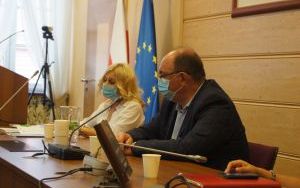 Rozmawiali o zasadach bezpieczeństwa dotyczących zapobiegania i przeciwdziałania COVID-19 w szkołach i pozostałych placówkach oświatowych. (7)