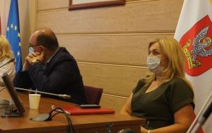 Rozmawiali o zasadach bezpieczeństwa dotyczących zapobiegania i przeciwdziałania COVID-19 w szkołach i pozostałych placówkach oświatowych. (8)