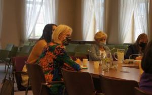 Rozmawiali o zasadach bezpieczeństwa dotyczących zapobiegania i przeciwdziałania COVID-19 w szkołach i pozostałych placówkach oświatowych. (9)