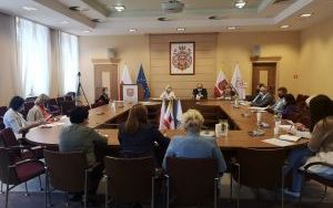 Rozmawiali o zasadach bezpieczeństwa dotyczących zapobiegania i przeciwdziałania COVID-19 w szkołach i pozostałych placówkach oświatowych. (12)