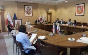 Rozmawiali o zasadach bezpieczeństwa dotyczących zapobiegania i przeciwdziałania COVID-19 w szkołach i pozostałych placówkach oświatowych. (13)