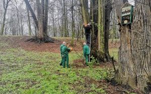 Osadzeni wieszają budki lęgowe (2)